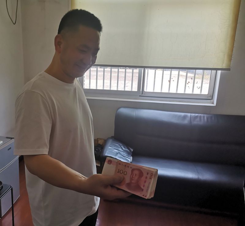 點贊！拾金不昧好的哥 萬元現(xiàn)金物歸原主